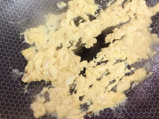 14、虾仁炒蛋,迅速翻炒。