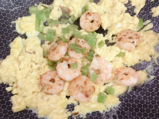 15、虾仁炒蛋,蛋液差不多凝固的时候倒入虾仁。