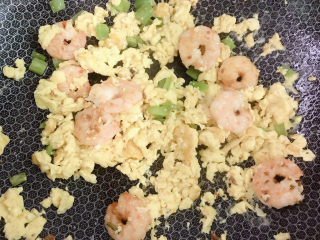 16、虾仁炒蛋,翻版均匀。