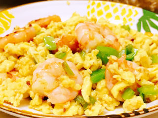 17、虾仁炒蛋,装入盘中即可。