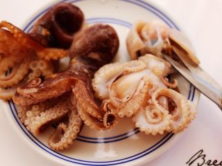 1、藕片爆桃花蛸,首先把用厨房剪子把桃花蛸的肚子剪开,去除内脏。