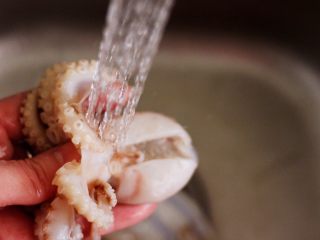 4、藕片爆桃花蛸,先把去除内脏的桃花蛸用自来水冲洗干净后。