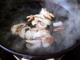 8、藕片爆桃花蛸,锅中倒入适量清水煮沸后,加入一勺盐和料酒,把桃花蛸放到锅里焯一下水,时间30秒即可捞出沥干水分备用。