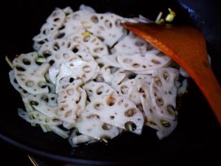 11、藕片爆桃花蛸,这个时候把焯过水的藕片倒入锅中,大火进行翻炒片刻。