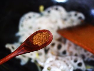 12、藕片爆桃花蛸,加入花椒粉增加口感。