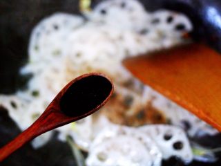 13、藕片爆桃花蛸,加入生抽调色。