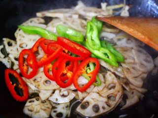 16、藕片爆桃花蛸,加入切丝的青红椒。