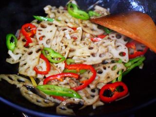 17、藕片爆桃花蛸,大火继续翻炒至青红椒变色断生的时候。