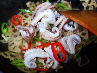 18、藕片爆桃花蛸,加入焯水后的桃花蛸。