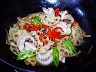 19、藕片爆桃花蛸,大火继续翻炒1分钟左右即可关火。