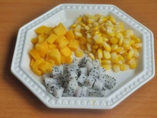 8、水果披萨,提前准备好披萨馅配料，玉米下锅焯水，芒果和火龙果切小粒。