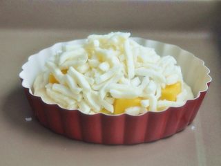 11、水果披萨,铺上马苏里拉奶酪。