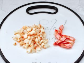 5、香椿红虾饭团,捞出沥干水分后,用刀切碎,虾尾最后留着点缀饭团。