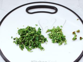 7、香椿红虾饭团,把焯熟的香椿芽用刀切碎,香椿茎留着炒馅用。