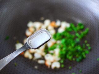 9、香椿红虾饭团,锅中加入盐调味。