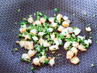 10、香椿红虾饭团,大火快速翻炒均匀即可关火。