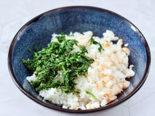 12、香椿红虾饭团,上面撒上剩下的香菜芽叶和红虾碎。