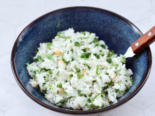 13、香椿红虾饭团,用勺子把所有的食材,混合搅拌均匀。