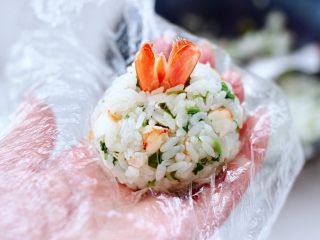 16、香椿红虾饭团,饭团上面的中间,插上虾尾点缀一下即可。