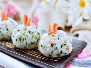 17、香椿红虾饭团,依次做完所有的饭团,漂亮又营养好吃,我家宝贝超喜欢,嘻嘻,一口气吃了三个哟。