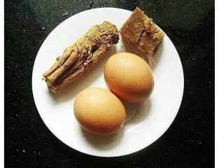 1、女孩子喝的当归鸡蛋红糖水,把所有材料准备好