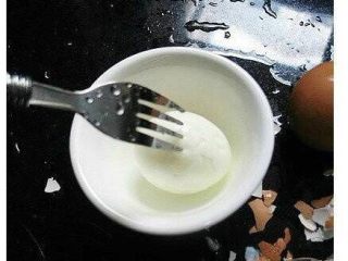 6、女孩子喝的当归鸡蛋红糖水,取出用冷水浸泡一下，剥去鸡蛋壳，用叉子在蛋白的表面扎一下