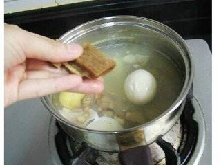 8、女孩子喝的当归鸡蛋红糖水,加入红糖煮至糖溶即可