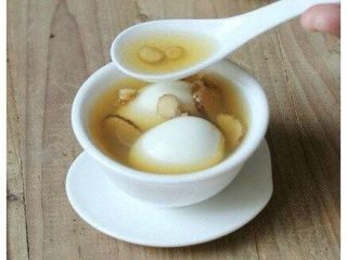 9、女孩子喝的当归鸡蛋红糖水,晾至温热，即可开吃