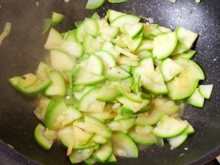 9、西葫芦炒腊肠,炒到西葫芦变软，因为加了一点点热水，所以西葫芦很快就会炒软