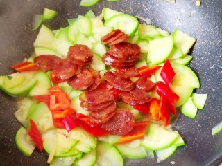 11、西葫芦炒腊肠,然后再把切好的腊肠放进去一起炒。