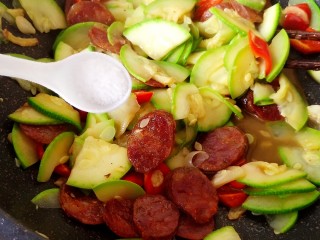 14、西葫芦炒腊肠,最后加食盐，不要加太多，腊肠本身就有咸味！