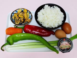 1、海虹蒜苗什锦蛋炒饭,首先备齐所有的食材。