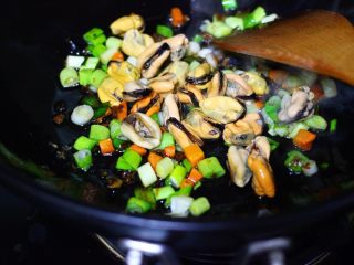 7、海虹蒜苗什锦蛋炒饭,加入提前煮熟的海虹肉。