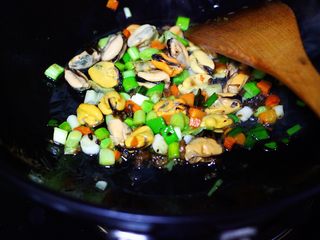 8、海虹蒜苗什锦蛋炒饭,大火继续翻炒1分钟左右。