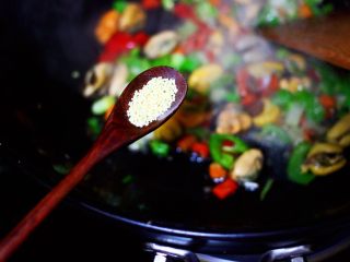 11、海虹蒜苗什锦蛋炒饭,再加入鸡精提鲜调味。