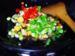 9、海虹蒜苗什锦蛋炒饭,这个时候加入青红椒丁。