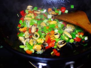 12、海虹蒜苗什锦蛋炒饭,大火继续翻炒至所有的食材断生变色的时候。