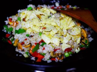 15、海虹蒜苗什锦蛋炒饭,加入提前炒熟的鸡蛋。
