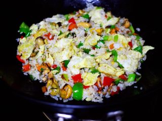 16、海虹蒜苗什锦蛋炒饭,大火翻炒至1分钟左右即可关火。