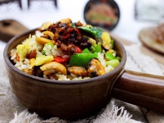 17、海虹蒜苗什锦蛋炒饭,把做好的炒饭盛到碗里,上面我又放了一勺海鲜酱。