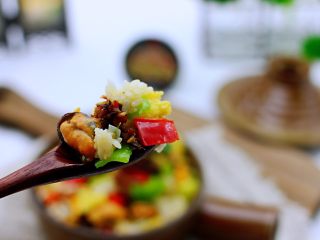 18、海虹蒜苗什锦蛋炒饭,味道不要太好吃,鲜掉眉毛没人管呀。