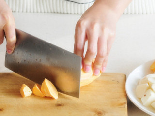 2、山药红薯糖水,番薯、山药去皮洗净，切滚刀块