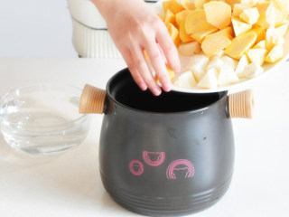 3、山药红薯糖水,将切好的红薯、山药、姜片一起放入电砂锅中