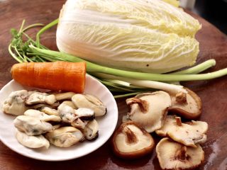 1、大白菜炖粉条,首先备齐炖菜的食材，海虹提前洗净煮熟扒出肉，香菇去蒂洗净。