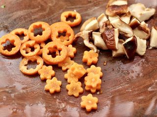 3、大白菜炖粉条,胡萝卜洗净后，用模具刻出小花，没有模具的直接切片，香菇切块。