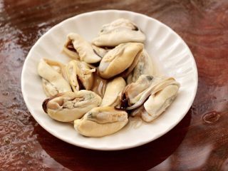 4、大白菜炖粉条,海虹肉加入料酒腌制10分钟，这样口感更鲜美嫩滑。