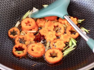 5、大白菜炖粉条,锅烧热后，倒入花生油烧热，小火炸香八角，爆香蒜苗，再放入胡萝卜翻炒片刻。