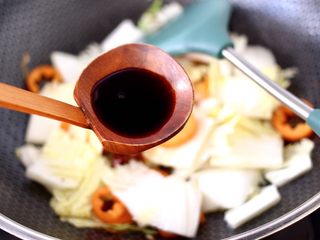 6、大白菜炖粉条,锅中先加入大白菜帮继续翻炒片刻，加入生抽和生抽调味调色。