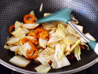 7、大白菜炖粉条,大火继续翻炒至大白菜变软。