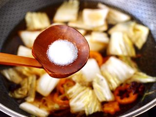 8、大白菜炖粉条,锅中倒入适量的清水，根据个人口味加入适量的盐调味。